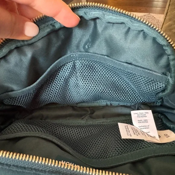 Lululemon Everywhere Belt Bag green jasper/gold in velour 1L - Picture 6 of 12